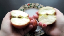 Как разрезать яблоко без ножа! - YouTube